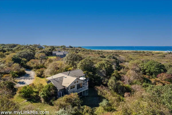 $2,950,000 | 382 Lighthouse Road, Aquinnah, MA 02535
