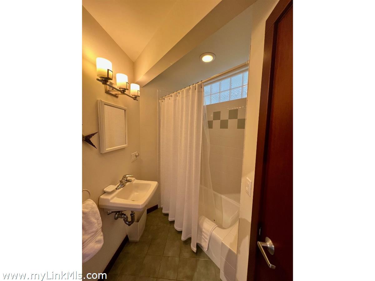 382 Lighthouse Road Aquinnah, MA 02535 - Photo 21 of 29