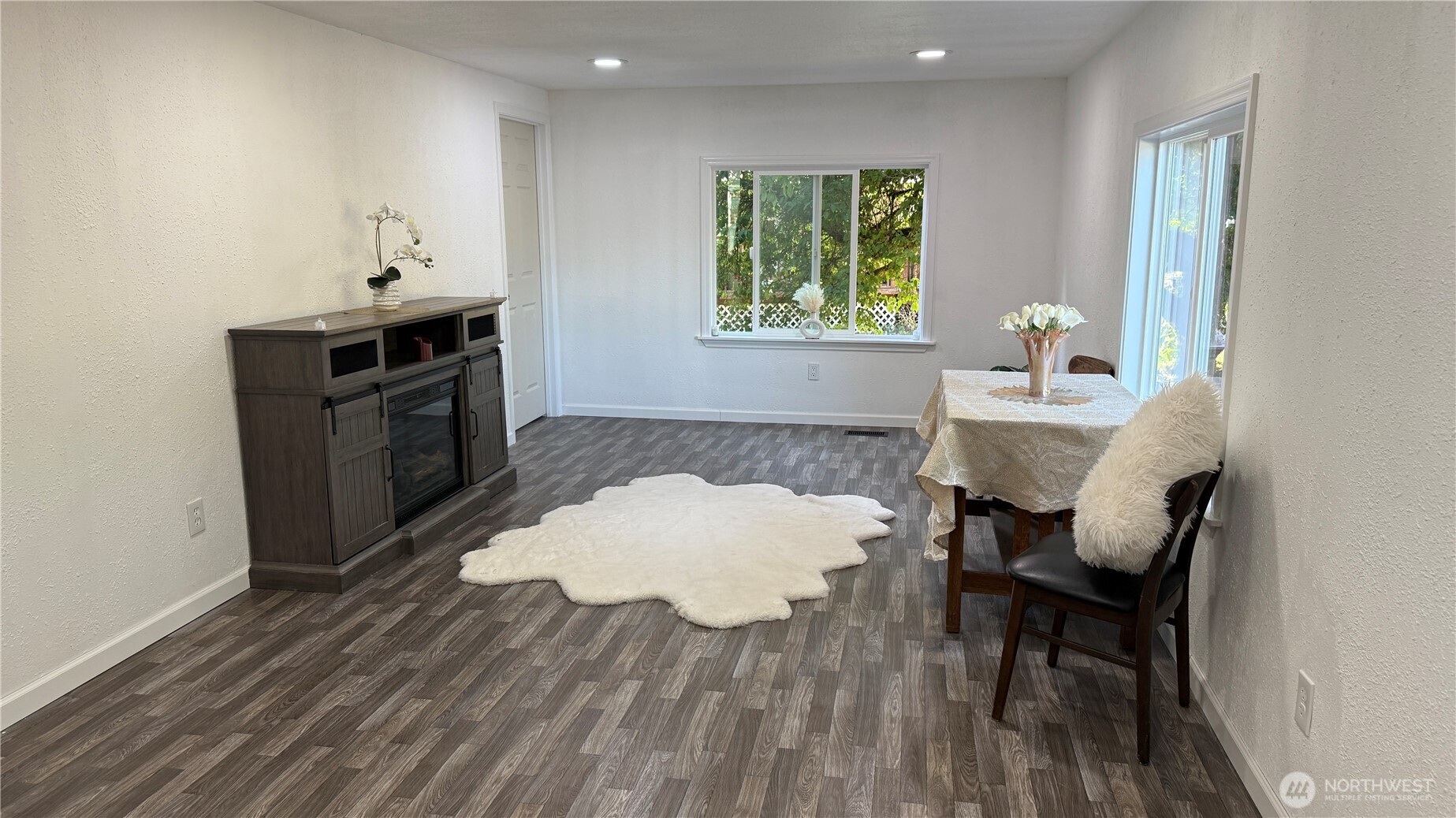 11517 155th Avenue Southeast Renton, WA 98059 - Photo 13 of 17 a workspace with furniture and window