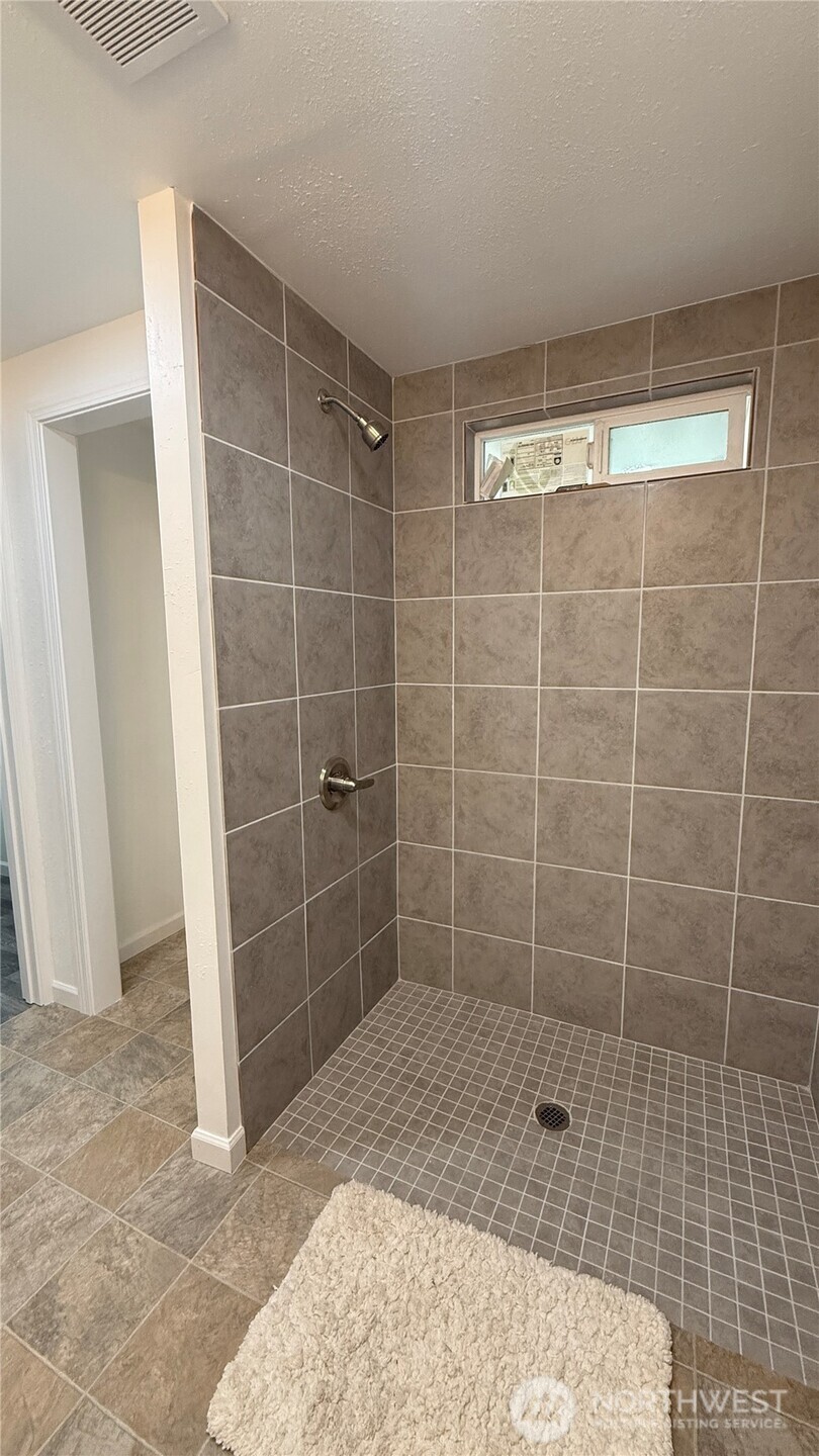 11517 155th Avenue Southeast Renton, WA 98059 - Photo 6 of 17 a bathroom with a shower