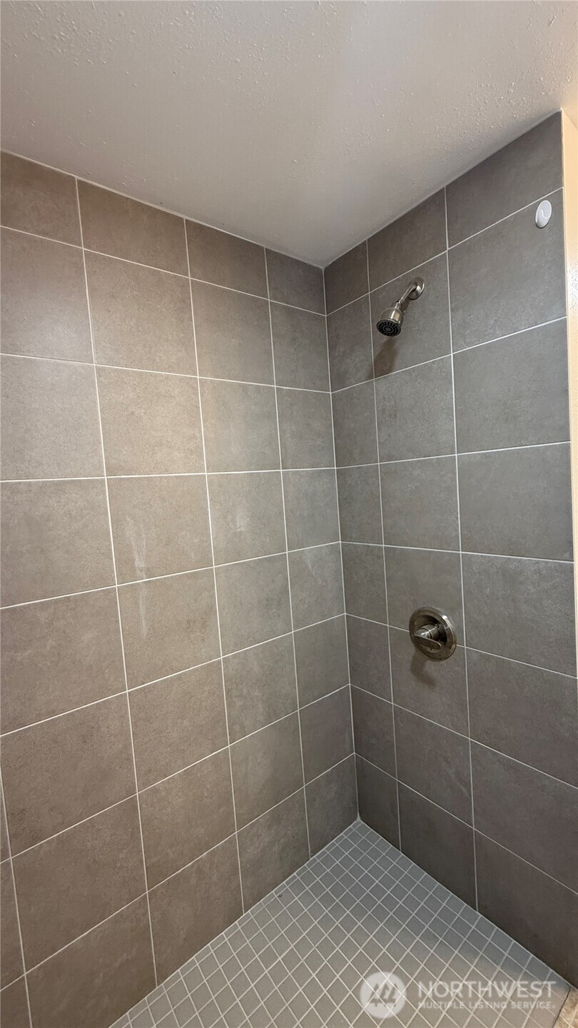11517 155th Avenue Southeast Renton, WA 98059 - Photo 9 of 17 a bathroom with a shower