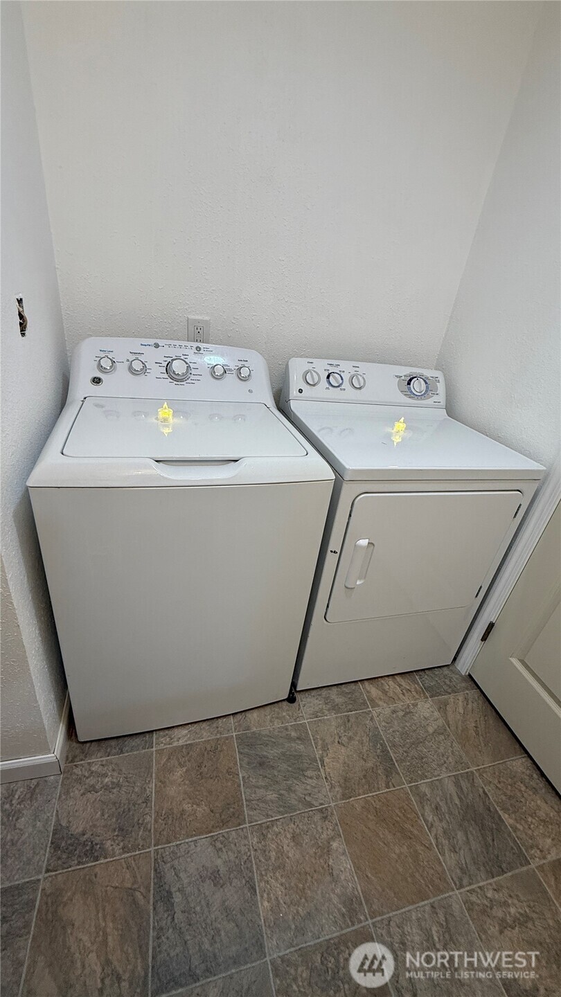 11517 155th Avenue Southeast Renton, WA 98059 - Photo 10 of 17 a utility room with washer and dryer