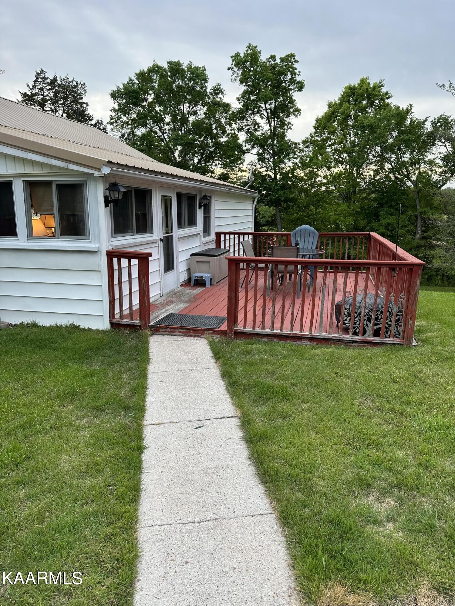2512 Kennedy Road Knoxville, TN 37914 - Photo 8 of 10 a front view of a house with garden