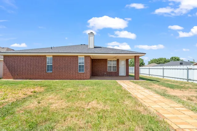 a view of a house with backyard and porch