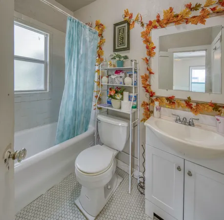 $1,980 | 205 North Federal Highway, Unit B, Lake Worth Beach, FL 33460