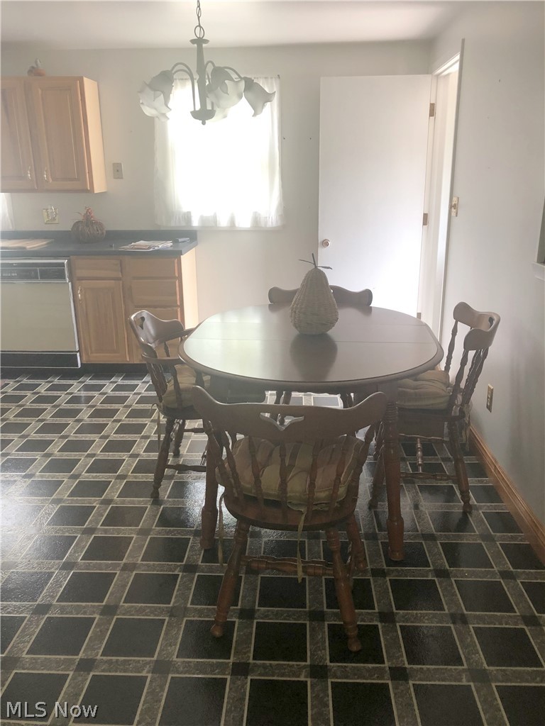 1081 Keefer Road Girard, OH 44420 - Photo 9 of 12 Sizeable eating area!