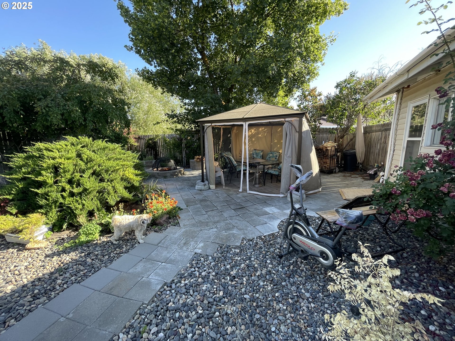 440 West Riverside Street Heppner, OR 97836 - Photo 17 of 22 a view of a patio with table and chairs under an umbrella