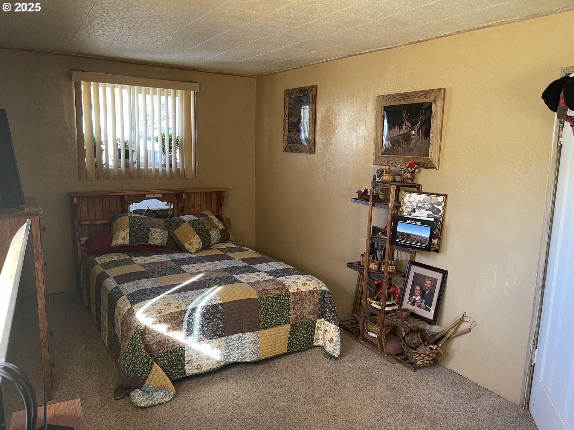 440 West Riverside Street Heppner, OR 97836 - Photo 3 of 22 a bedroom with bed and a window