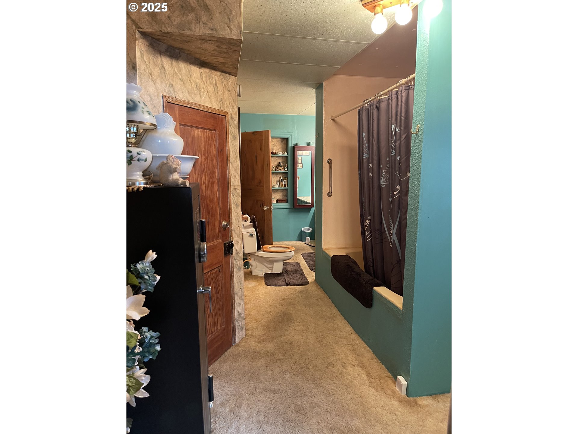 440 West Riverside Street Heppner, OR 97836 - Photo 4 of 22 a bathroom with a bathtub and a shower