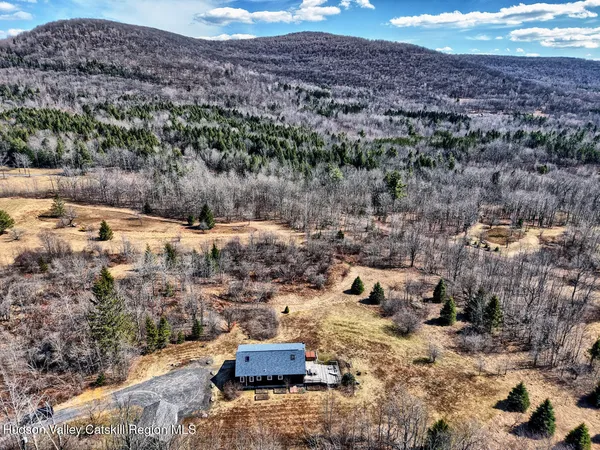 a view of a house with backyard and garden