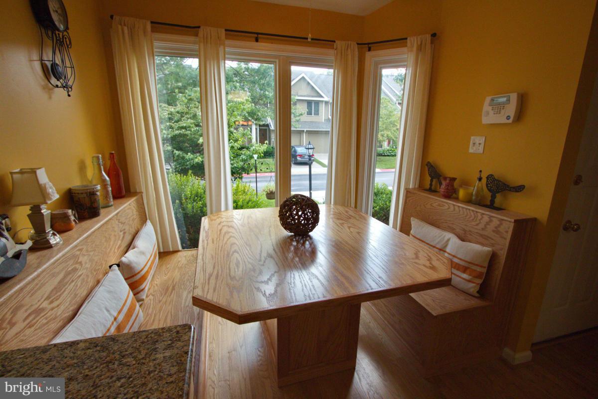 5145 Columbia Road, Unit 831 Columbia, MD 21044 - Photo 4 of 30 Kitchen - built in bench seats/table