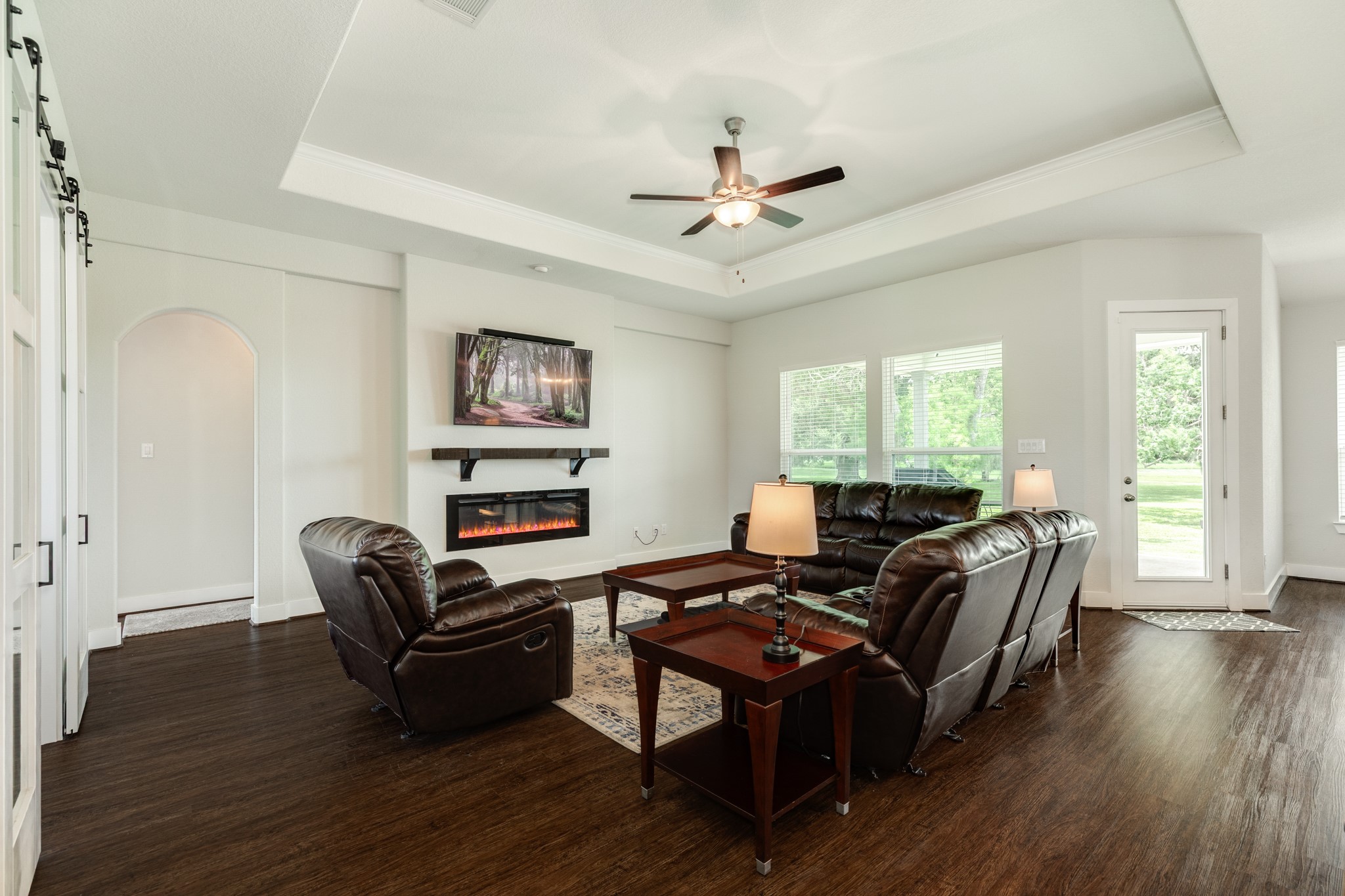 527 Lakeland Circle Rosharon, TX 77583 - Photo 3 of 42 a living room with furniture and a window