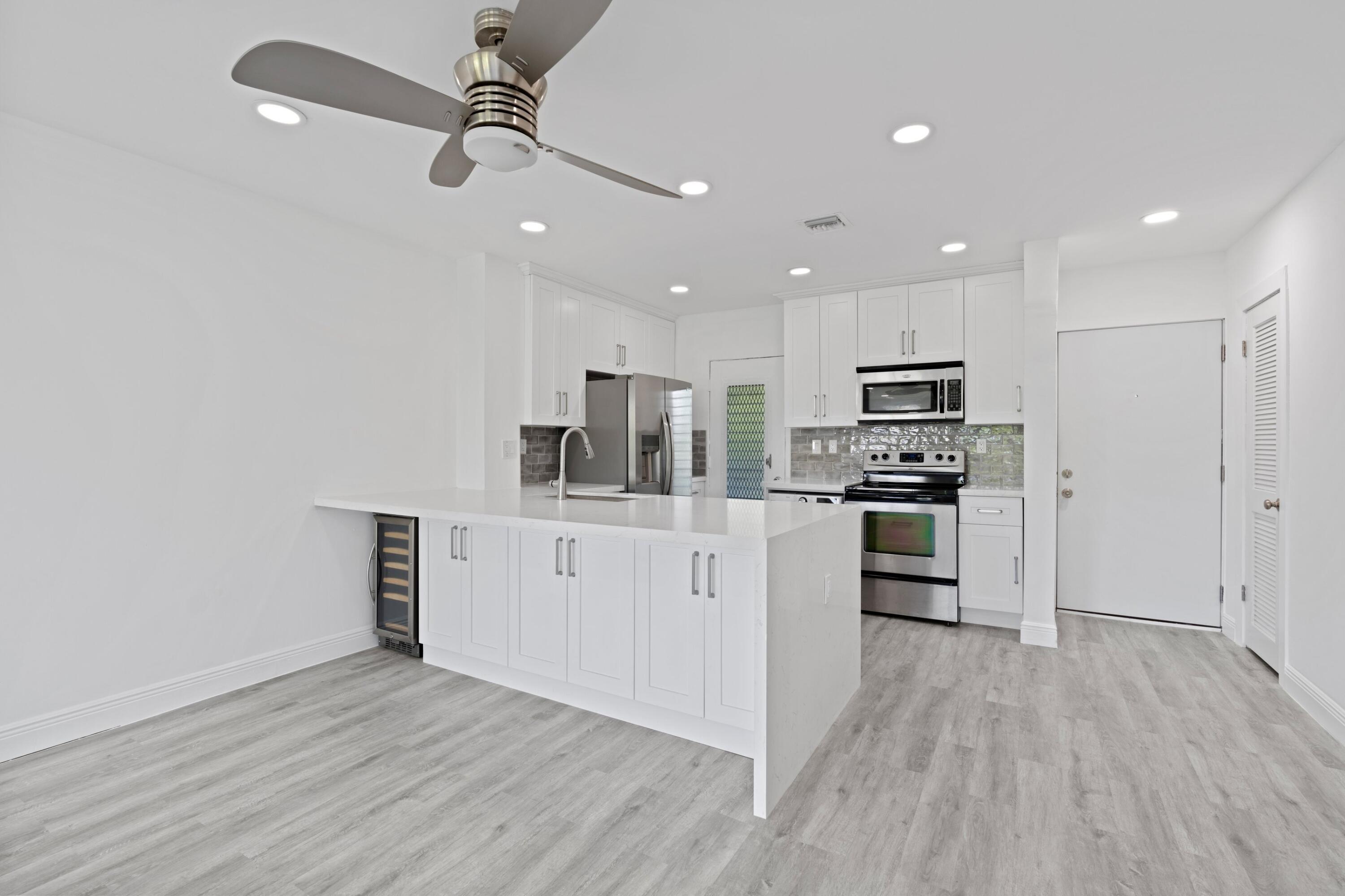 2760 Banyan Road, Unit 32 Boca Raton, FL 33432 - Photo 5 of 27 Kitchen