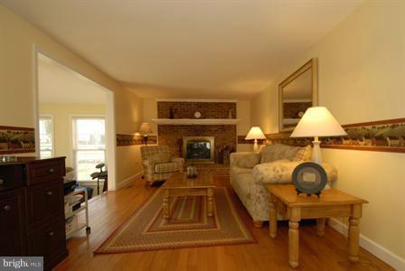 5713 South Renn Road Frederick, MD 21703 - Photo 18 of 30 Living Room