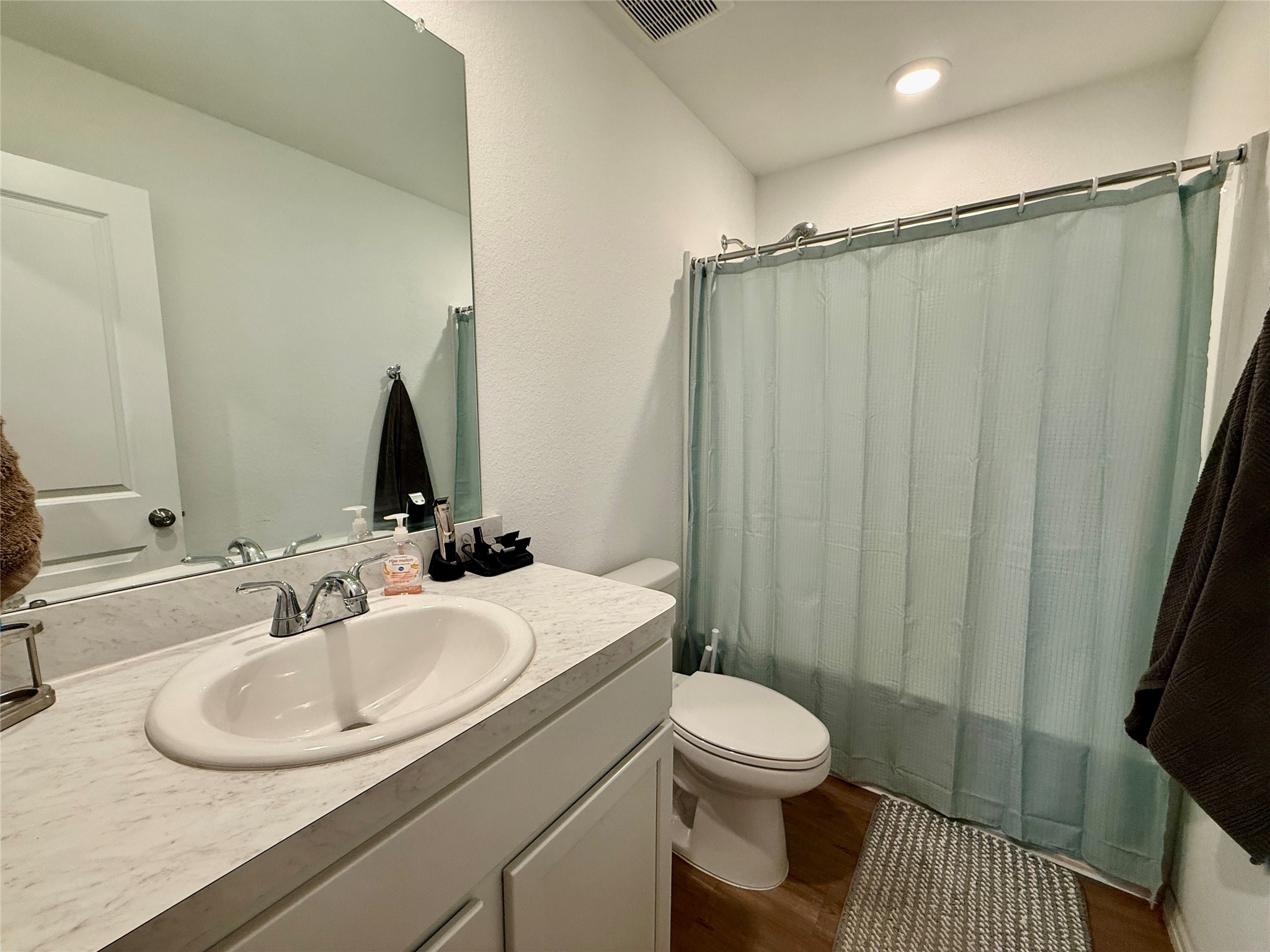 216 Bennett Street Angleton, TX 77515 - Photo 12 of 17 Guest Bath