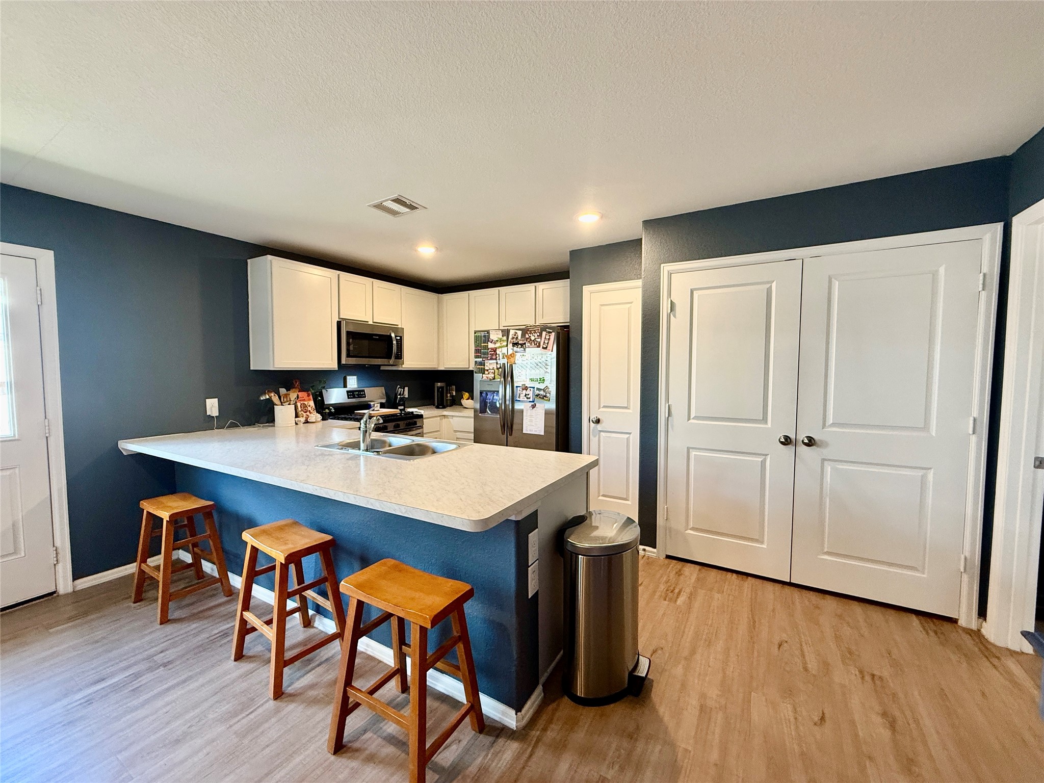 216 Bennett Street Angleton, TX 77515 - Photo 4 of 17 Kitchen Bar