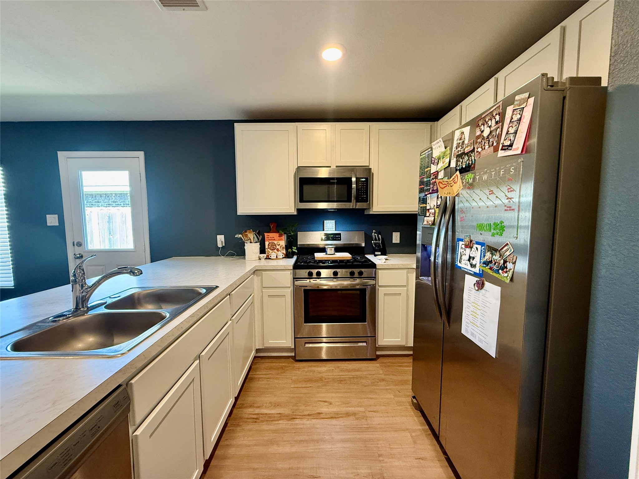 216 Bennett Street Angleton, TX 77515 - Photo 5 of 17 Kitchen