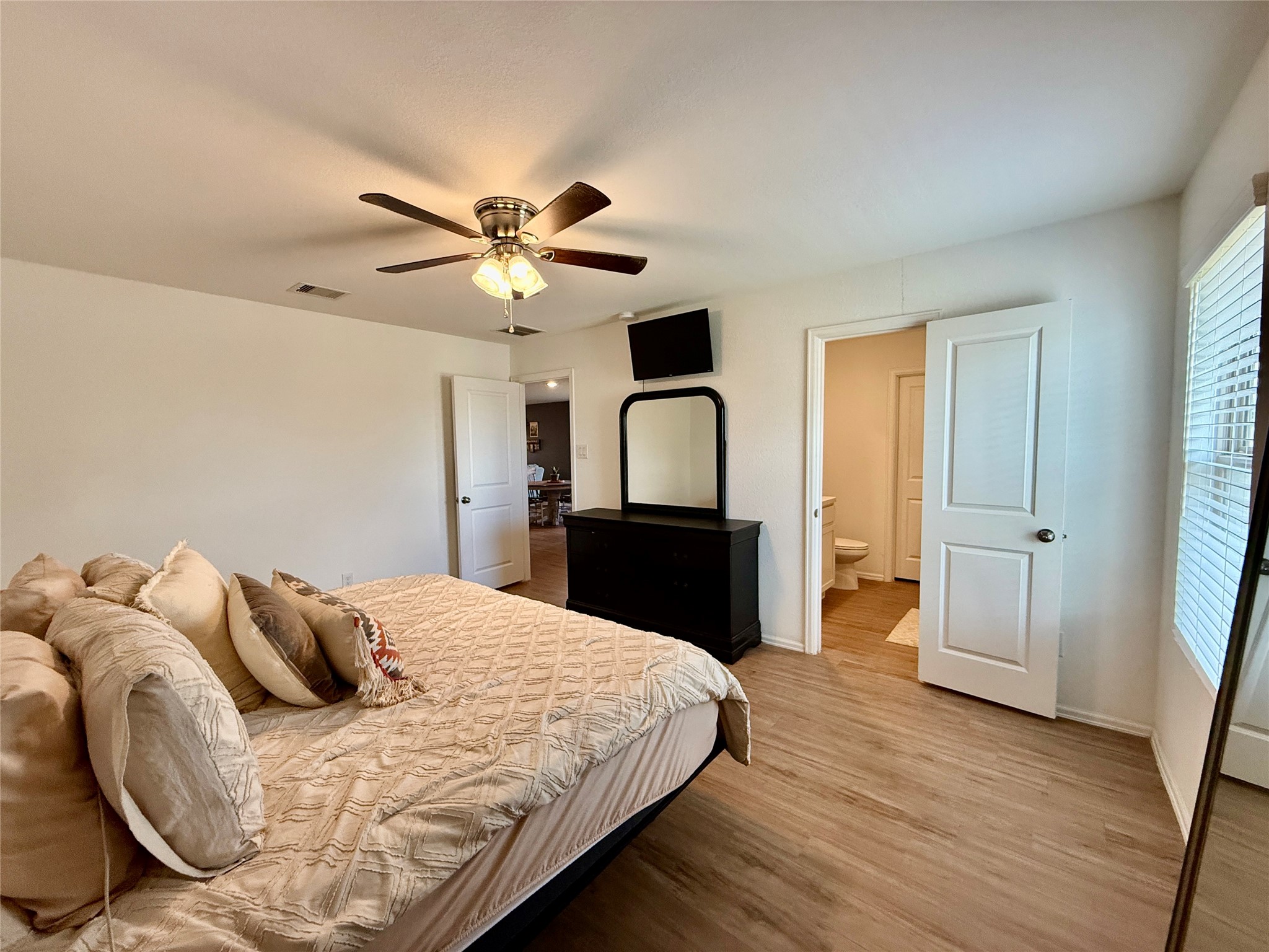 216 Bennett Street Angleton, TX 77515 - Photo 7 of 17 Primary Suite