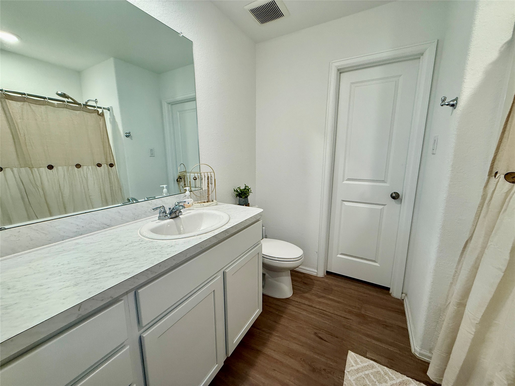 216 Bennett Street Angleton, TX 77515 - Photo 8 of 17 Primary Bath