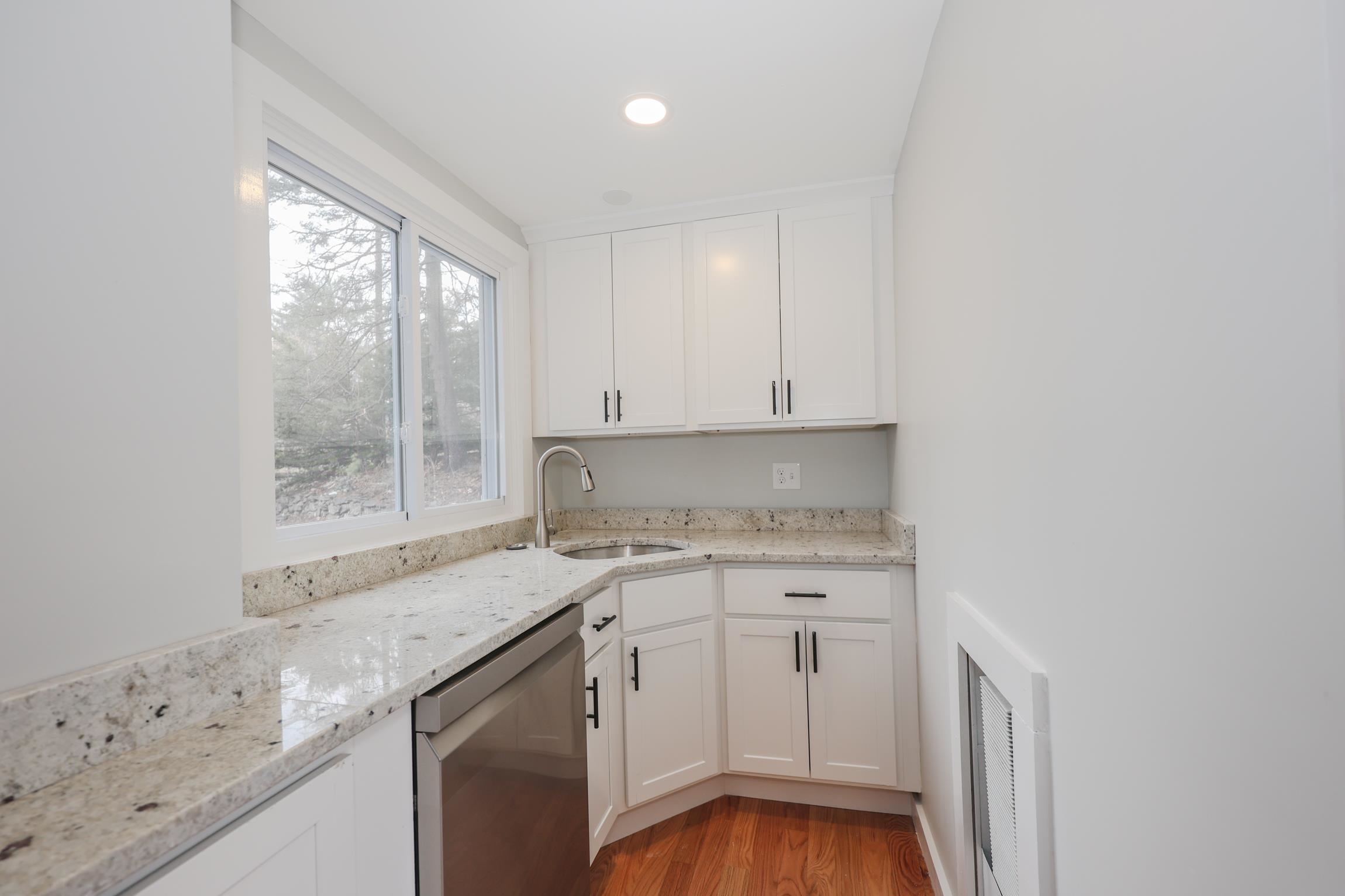 958 Hanover Street Manchester, NH 03104 - Photo 7 of 36