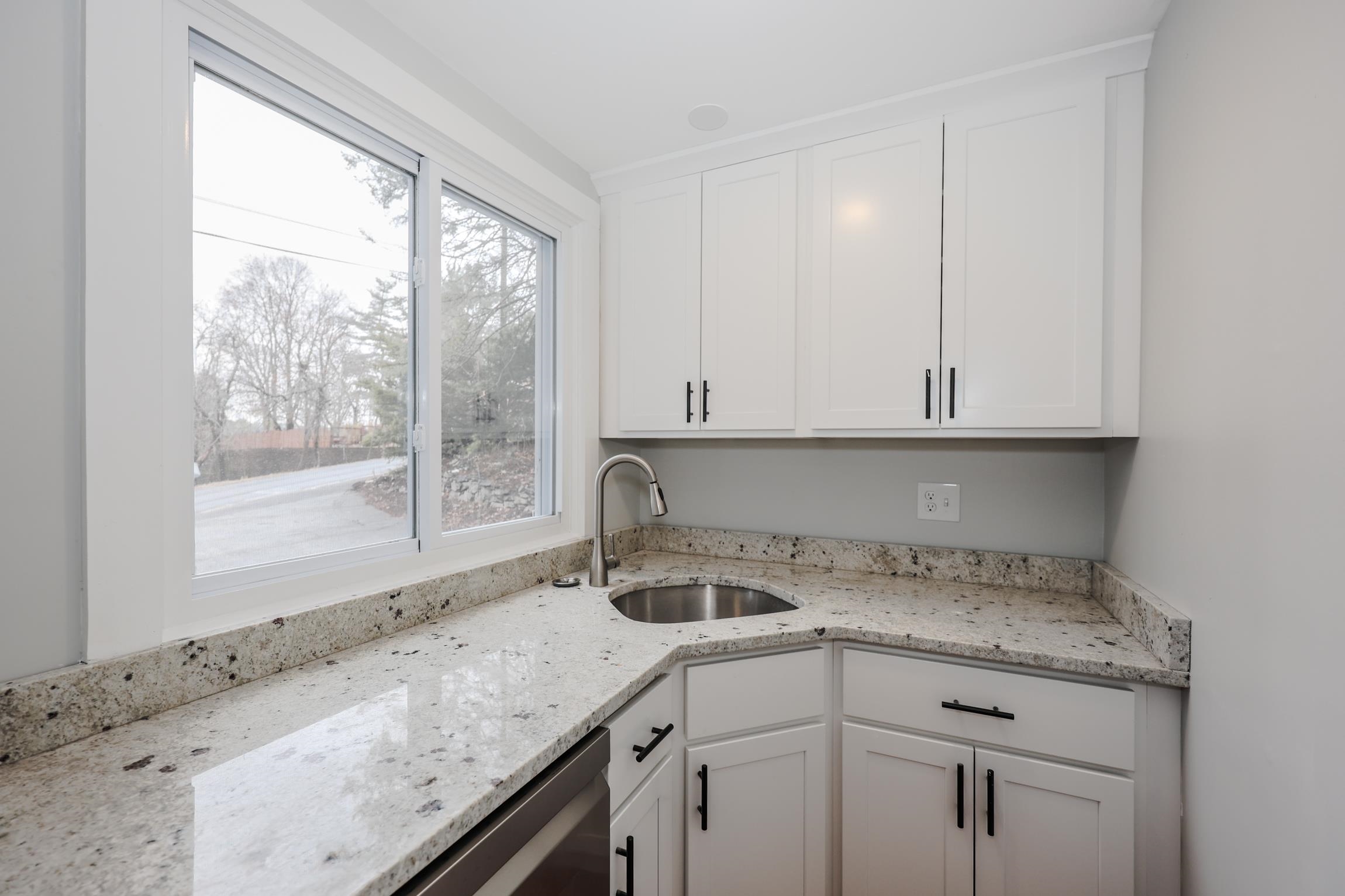 958 Hanover Street Manchester, NH 03104 - Photo 8 of 36