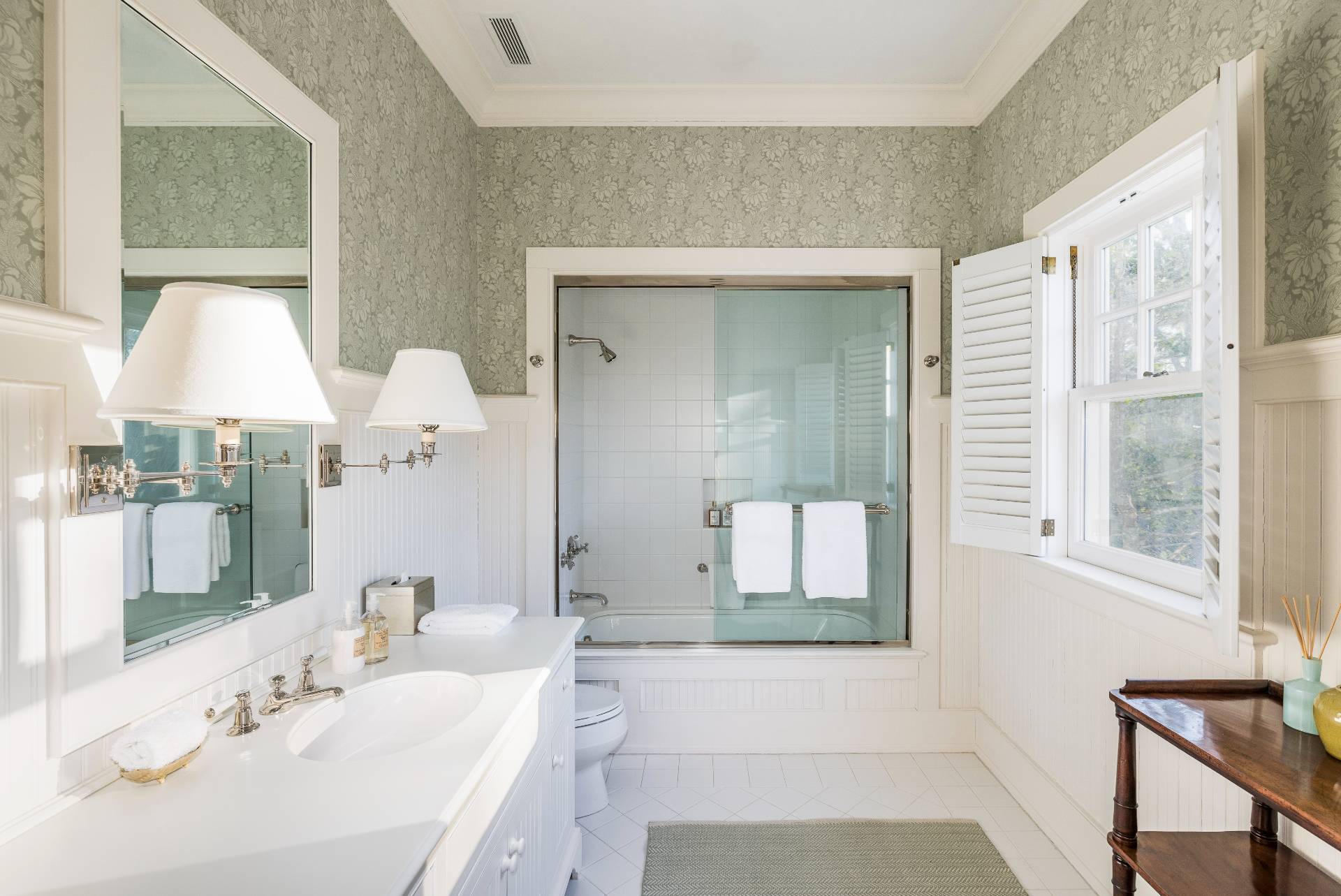 38 Mathews Road Wainscott, NY 11975 - Photo 36 of 48 a bathroom with a sink tub and a mirror