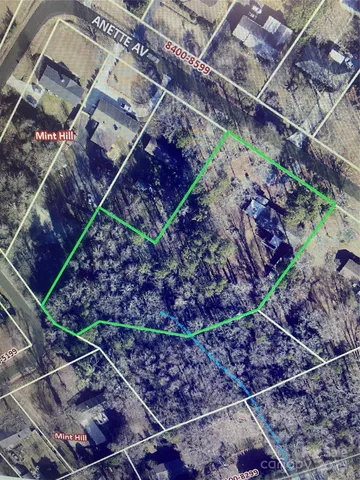 a view of a yard with a lot of stuff