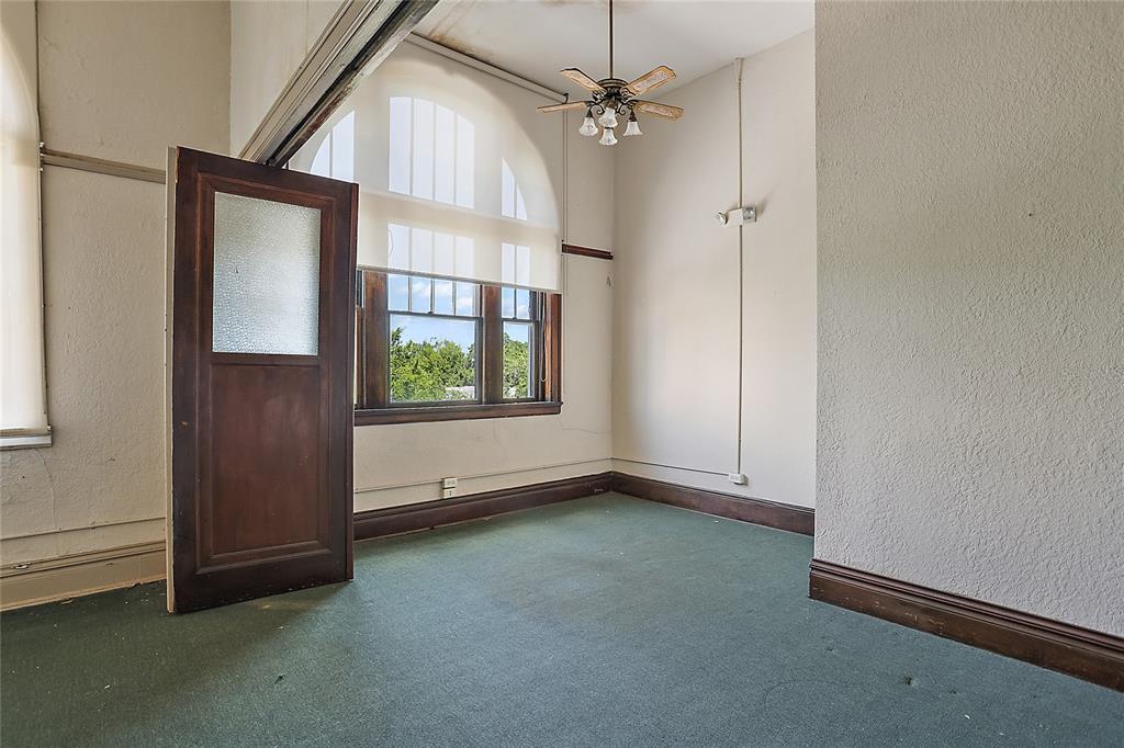 410 West Main Street Leesburg, FL 34748 - Photo 7 of 28 an empty room with windows and closet