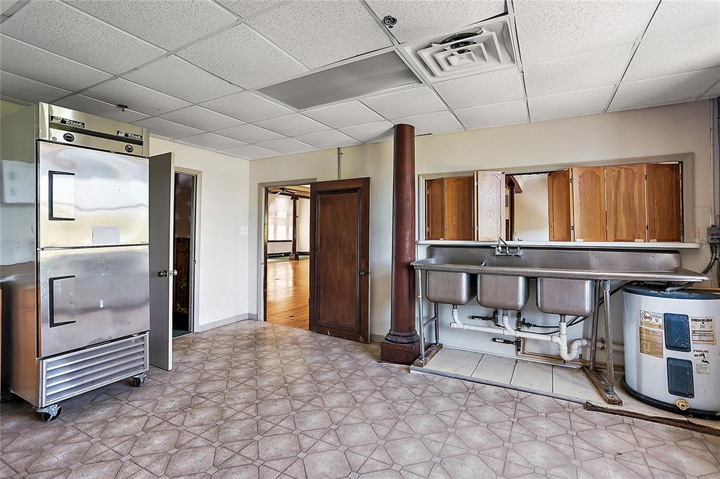 410 West Main Street Leesburg, FL 34748 - Photo 10 of 28 a view of a hallway with workspace and a window