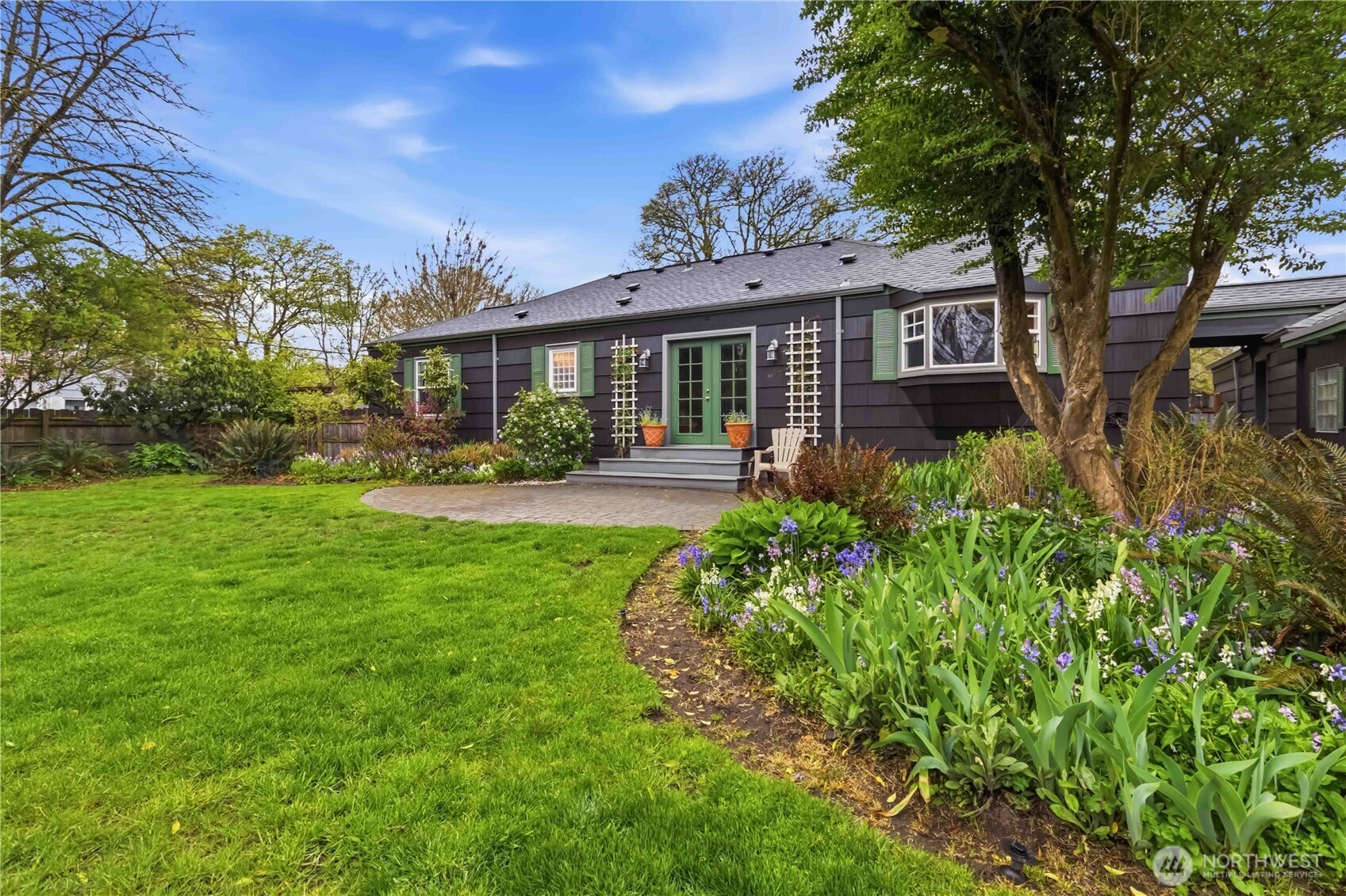 1306 23rd Avenue Longview, WA 98632 - Photo 33 of 40 a front view of a house with garden