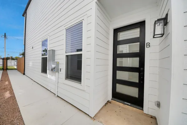 a view of backyard with garden