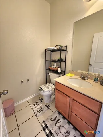a view of livingroom with furniture