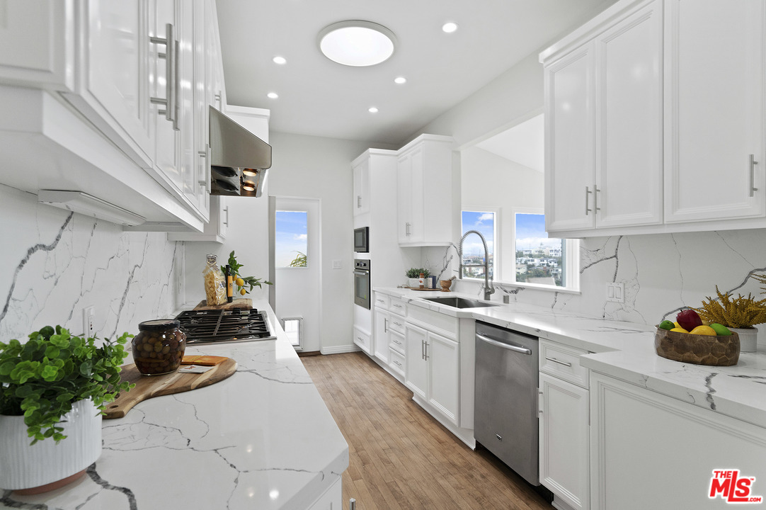 7106 Trask Avenue Playa del Rey, CA 90293 - Photo 10 of 46 Gallery Image 10