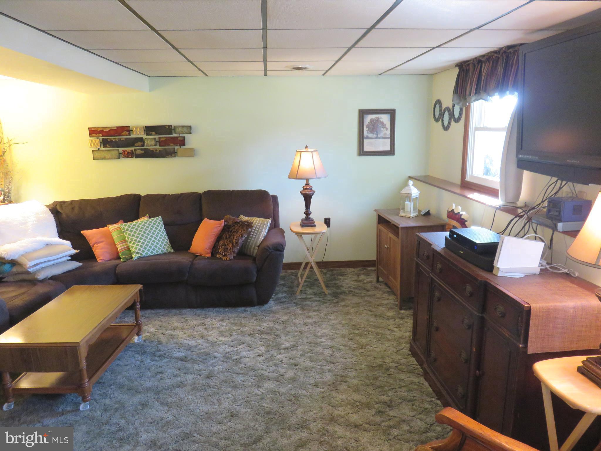 6823 Fordcrest Road Baltimore, MD 21237 - Photo 23 of 32 a living room with furniture and a lamp