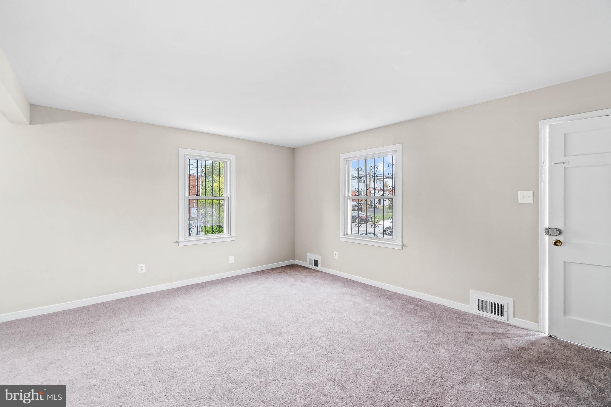 905 Comanche Drive Oxon Hill, MD 20745 - Photo 4 of 23 Living Room