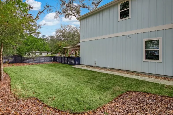 a view of a backyard
