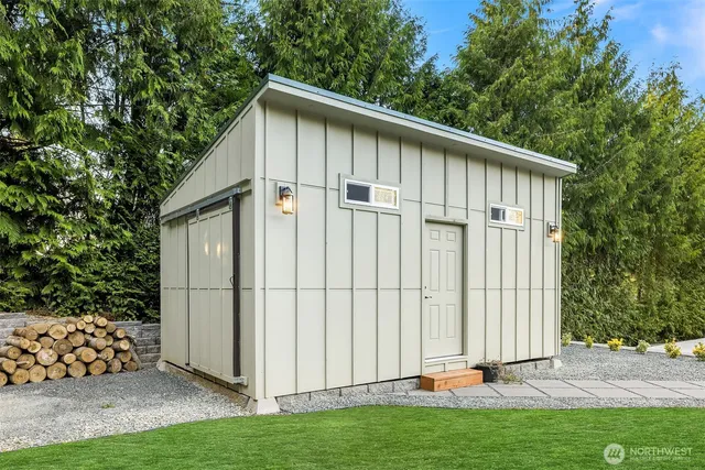 a view of a house with backyard and garden