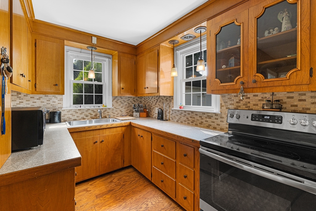14 Bryant Road Cranston, RI 02910 - Photo 6 of 38 Gallery Image 6