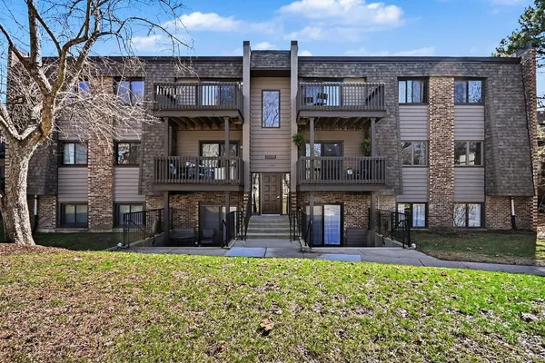 $225,000 | 1484 Stonebridge Circle, Unit B6, Wheaton, IL 60189