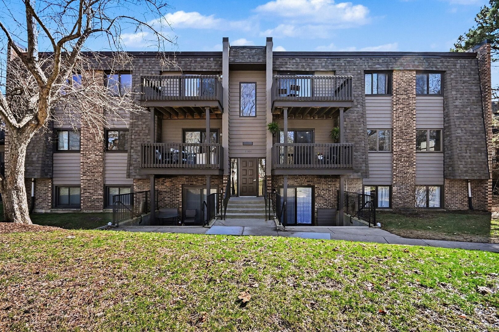1484 Stonebridge Circle, Unit B6 Wheaton, IL 60189 - Photo 1 of 16 a front view of a house with a yard