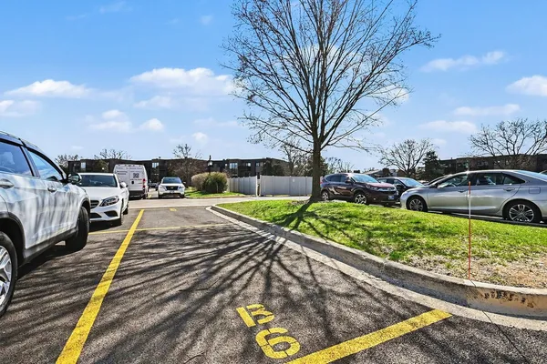 $225,000 | 1484 Stonebridge Circle, Unit B6, Wheaton, IL 60189