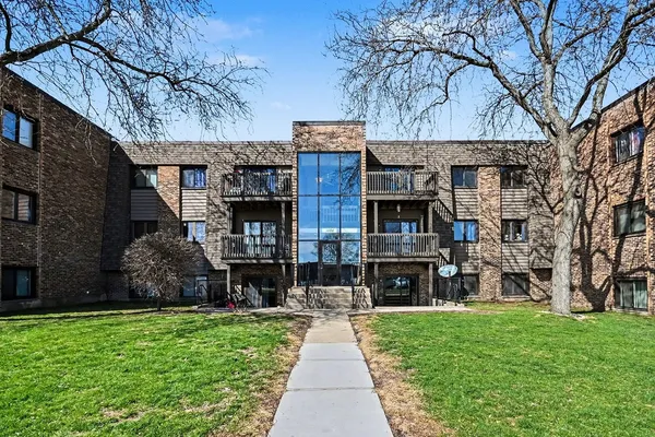$225,000 | 1484 Stonebridge Circle, Unit B6, Wheaton, IL 60189