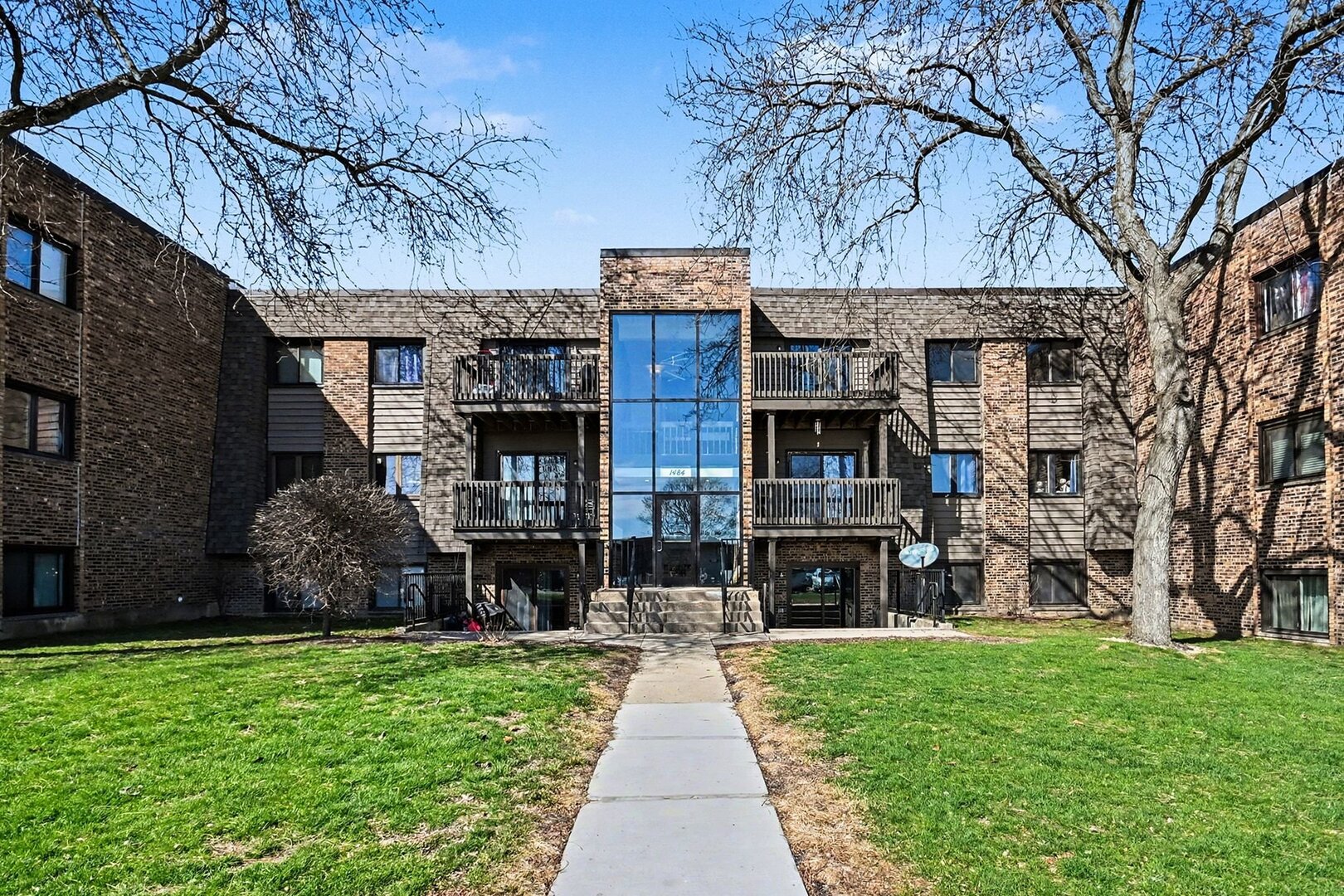 1484 Stonebridge Circle, Unit B6 Wheaton, IL 60189 - Photo 2 of 16 a front view of a house with garden