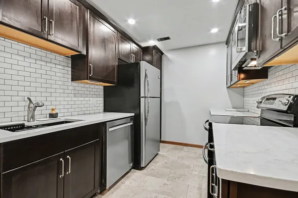 $225,000 | 1484 Stonebridge Circle, Unit B6, Wheaton, IL 60189