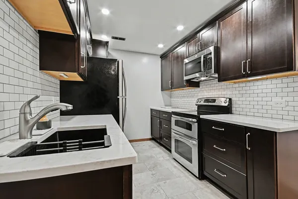 $225,000 | 1484 Stonebridge Circle, Unit B6, Wheaton, IL 60189