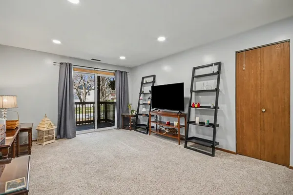 $225,000 | 1484 Stonebridge Circle, Unit B6, Wheaton, IL 60189
