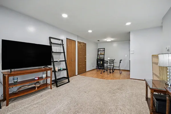 $225,000 | 1484 Stonebridge Circle, Unit B6, Wheaton, IL 60189