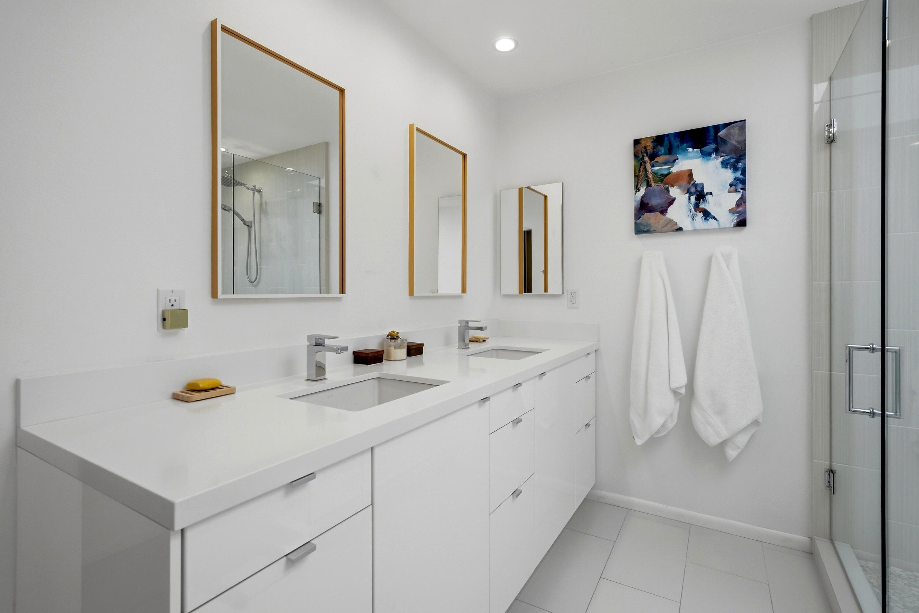 46 Princeton Drive Rancho Mirage, CA 92270 - Photo 39 of 43 a bathroom with 2 sink and a mirror