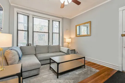 $1,399,000 | 1900 West Oakdale Avenue, Chicago, IL 60657