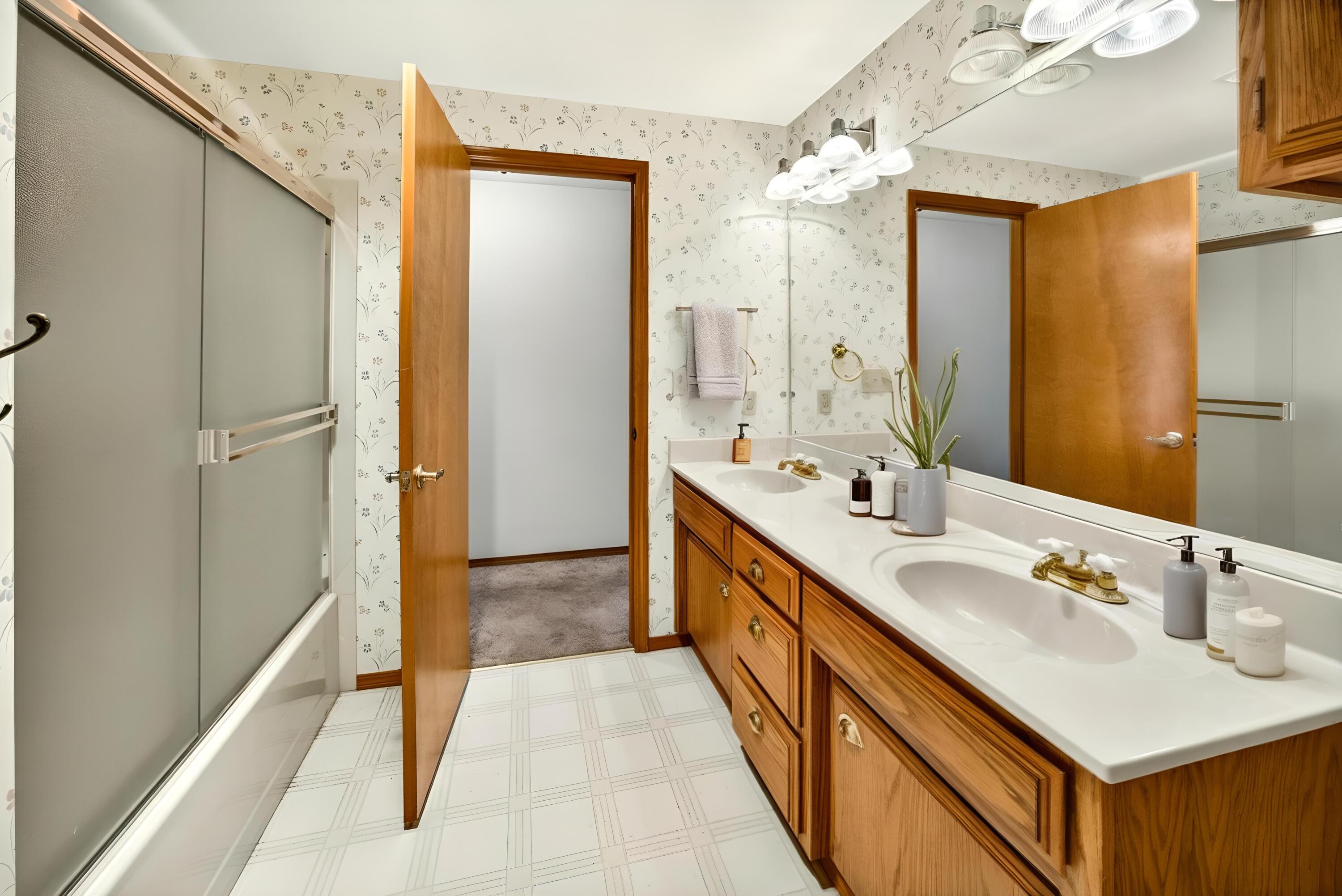 489 Vincent Avenue Central Point, OR 97502 - Photo 25 of 38 Guest Bathroom